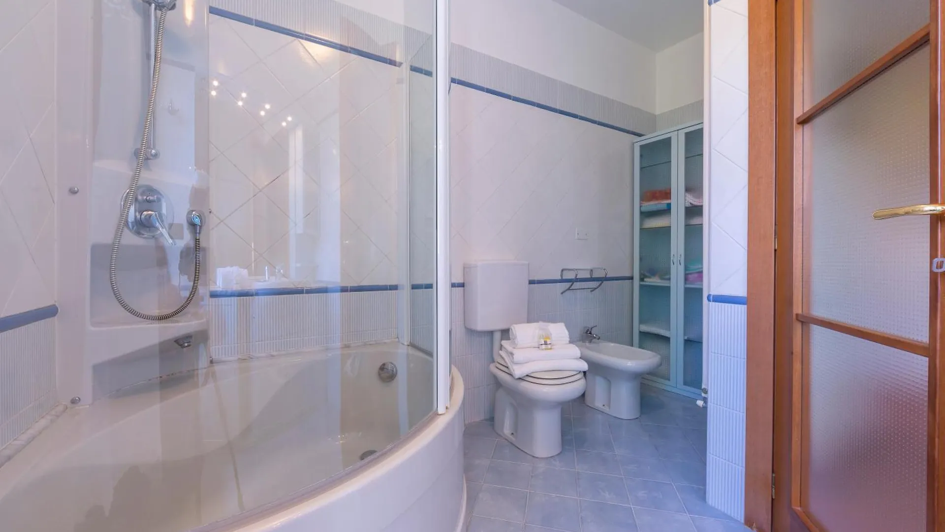 La Casetta Sull'Albero 900M From The Sea - Happy Rentals Albenga Italien